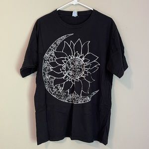 Women’s Large Moon & Sunflower Graphic Shirt